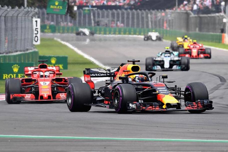 Il duello tra Vettell e Ricciardo che ha infiammato la gara. AFP